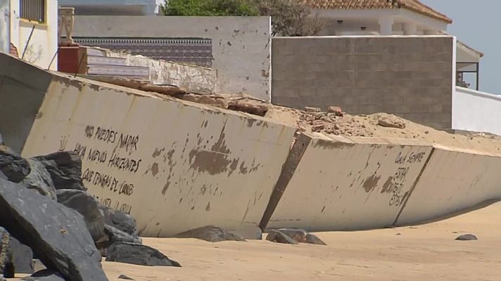 Noticias Andalucía - Los vecinos del Portil arreglan el acceso a la playa a la que se les prohíbe bajar