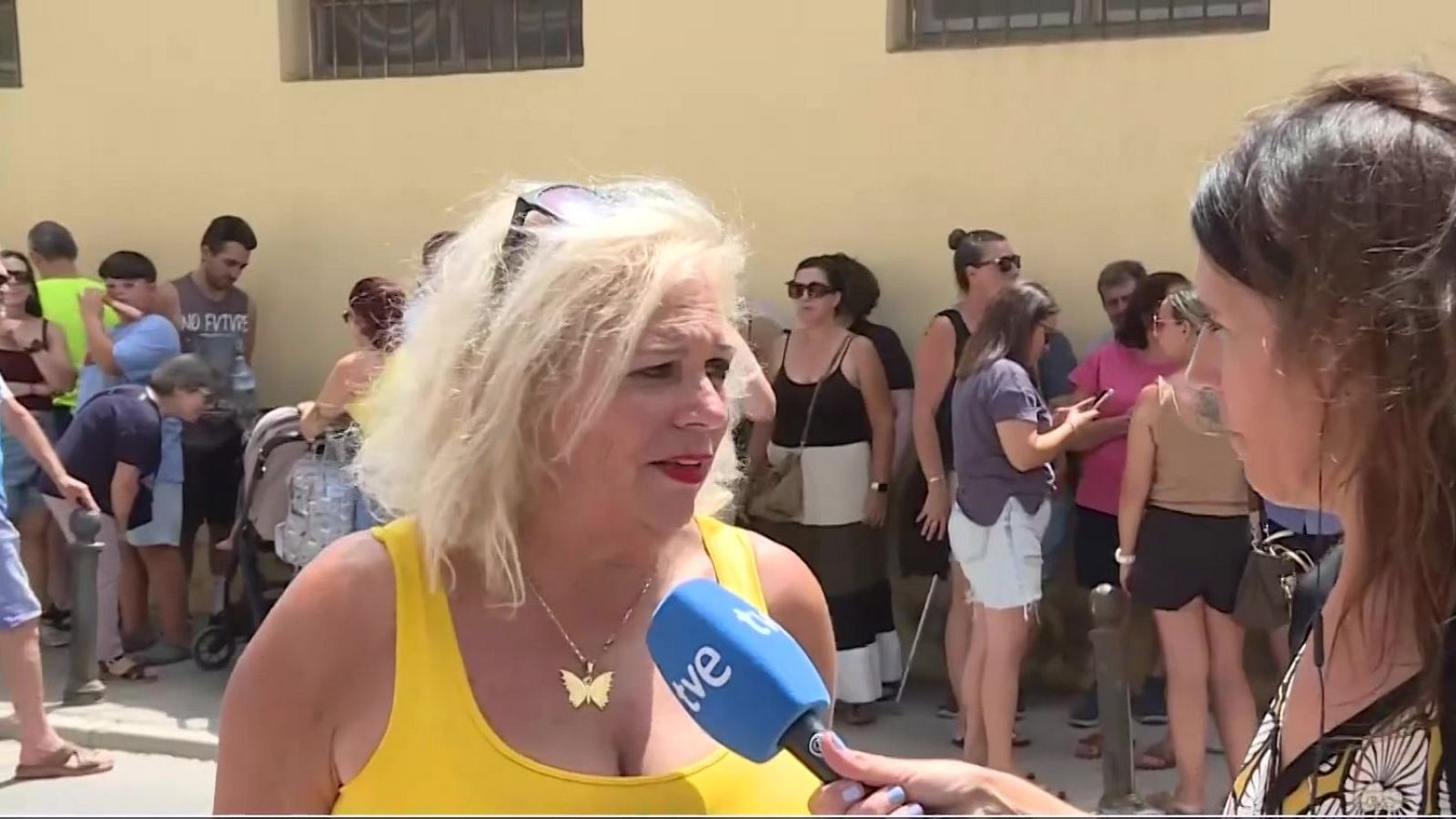 Sin luz en plena ola de calor, los vecinos de Mijas se concentran para exigir soluciones - Noticias Andalucía | Ver