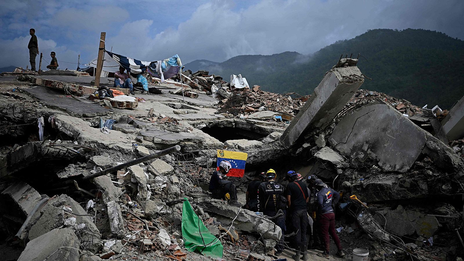 Miles de desaparecidos un mes después de los terremotos en Venezuela | Ver