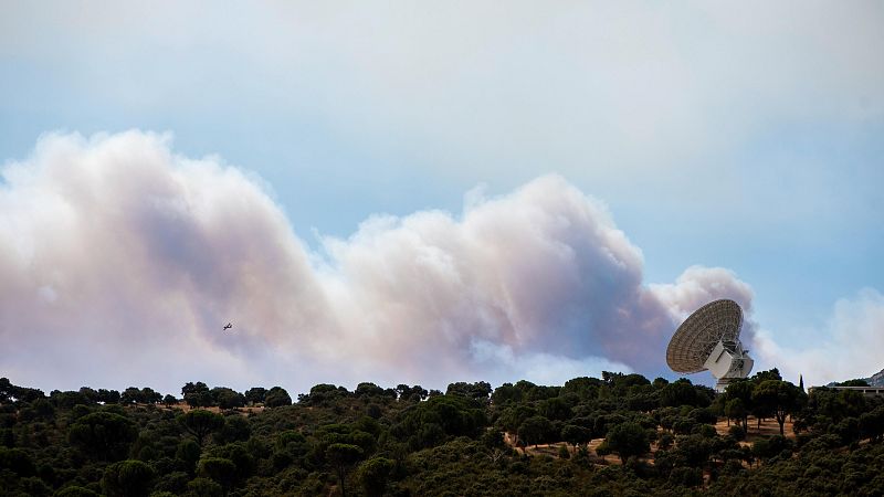 El incendio de Madrid obliga a desalojar el centro de seguimiento de la NASA en Robledo de Chavela | Ver ahora