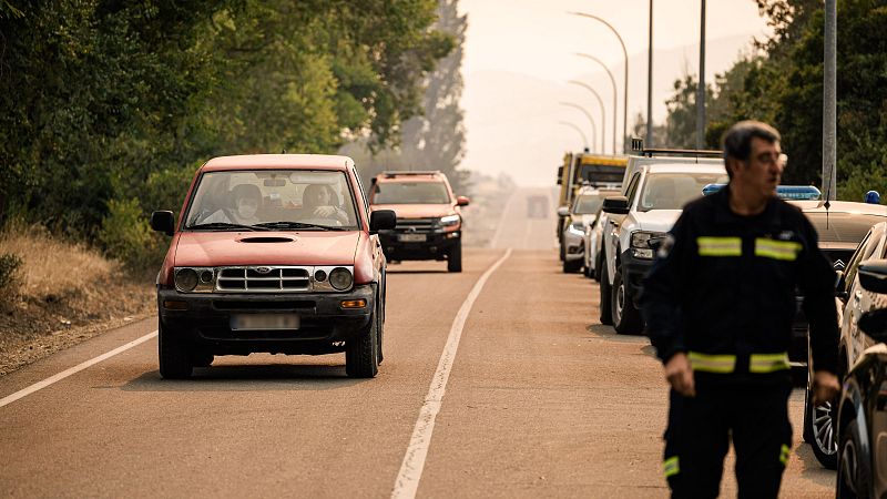 Protección Civil ordena la evacuación obligatoria de zonas afectadas por los incendios - Telediario 2 | Ver