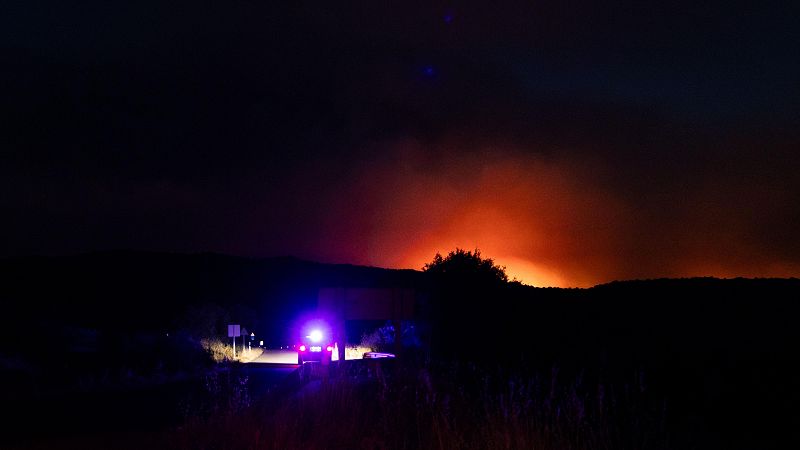 Los bomberos trabajan para controlar las llamas