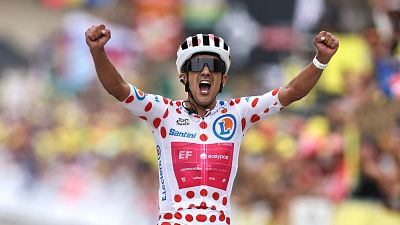 Carapaz se impone en la nueva vertiente de Alpe d'Huez y Pogacar asegura el podio para Del Toro