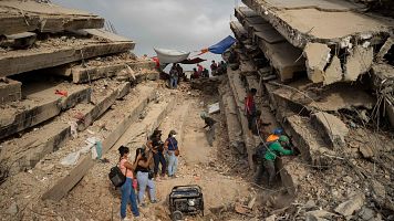 Los 'topos' de La Guaira rescatan cuerpos bajo los escombros un mes después del doble terremoto en Venezuela