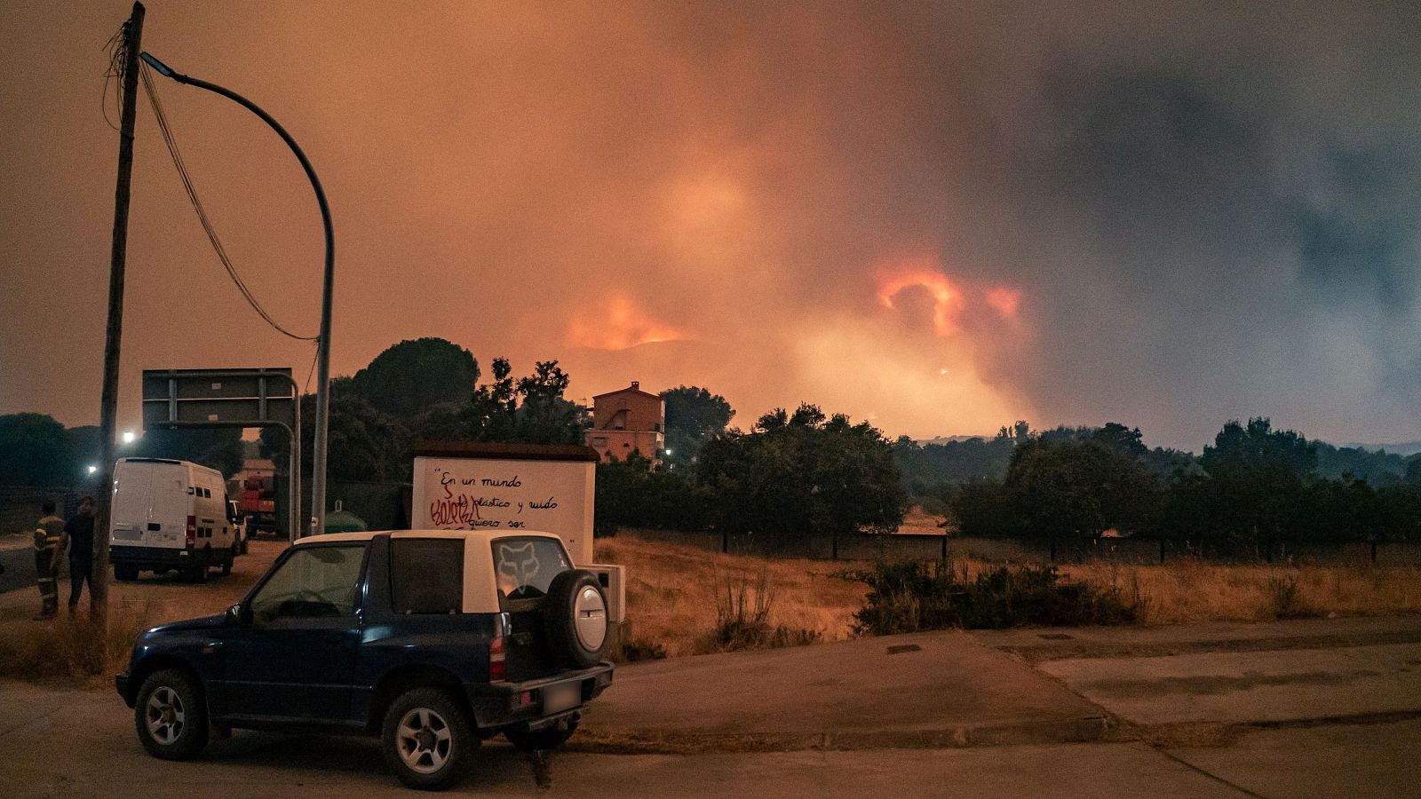 Desalojos de vecinos con el incendio acercándose, en La Adrada, en Ávila, Castilla y León