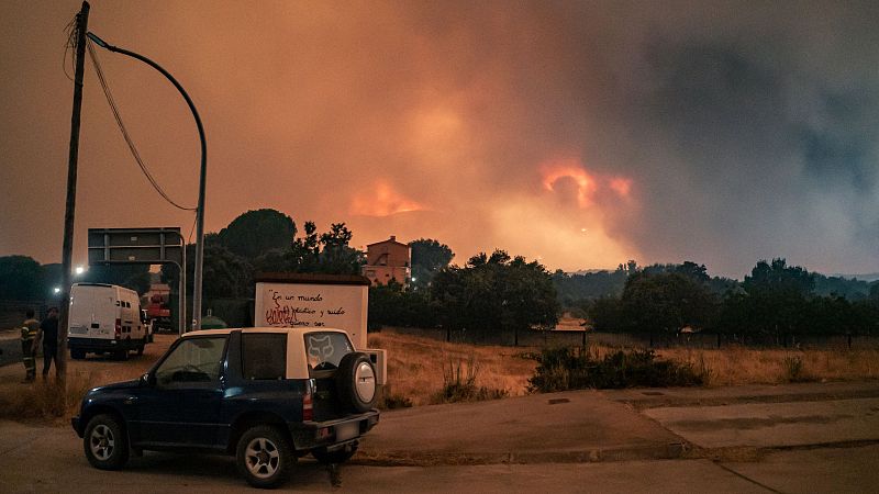 Desalojos de vecinos con el incendio acercándose, en La Adrada, en Ávila, Castilla y León