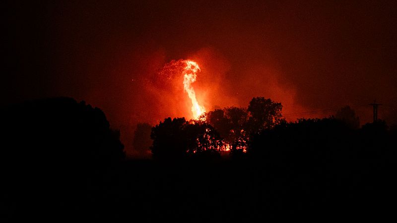 Los equipos terrestres de extinción del fuego han trabajado durante toda la noche | Ver