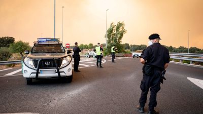 Numerosas carreteras se mantienen cortadas a causa del fuego