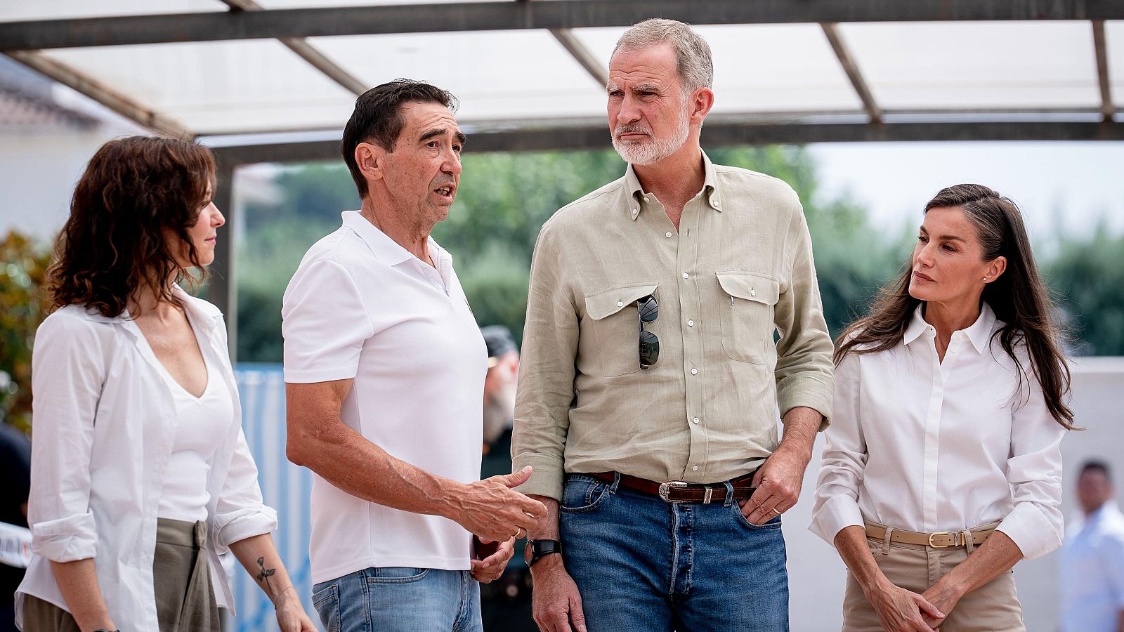 Los reyes visitan a evacuados por los incendios: "Todo nuestro cariño" | Ver
