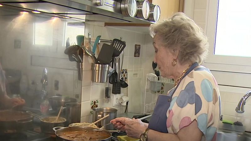 La cocina de la abuela: un taller ayuda a transmitir sus conocimientos | Ver