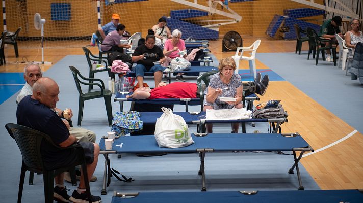 Telediario Fin de Semana - Emociones a flor de piel entre los evacuados por los incendios: “Quiero irme a mi casa y dormir en mi cama”