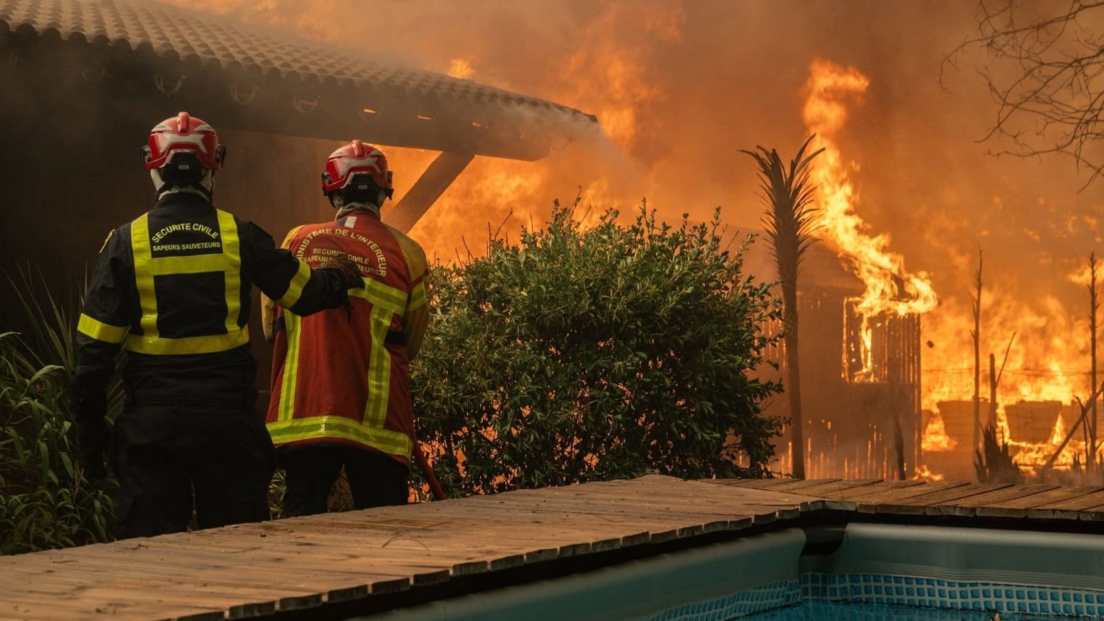 El megaincendio que acecha Burdeos está "estable" pero mantiene evacuadas a 250.000 personas