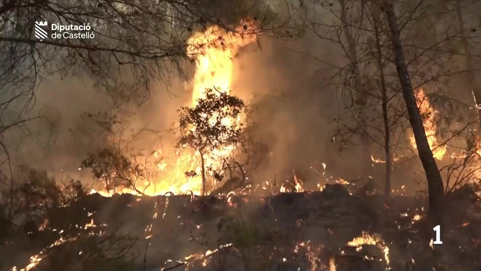 Els Bombers de la Generalitat se sumen a les tasques d'extinció de l'incendi de la Vall d'Uixó