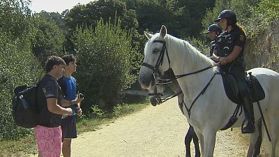 Patrullas a cabalo e con axentes de Portugal para previr incendios e atender os peregrinos