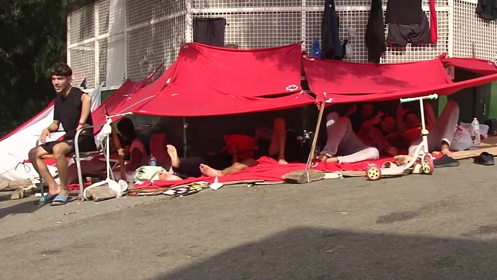 El aumento de la presión migratoria y los cientos de intentos de entradas a nado a Ceuta en las últimas horas han desbordado la capacidad del centro de acogida. En las puertas del CETI, ya lo ven, decenas de personas permanecen a la espera de una plaza.