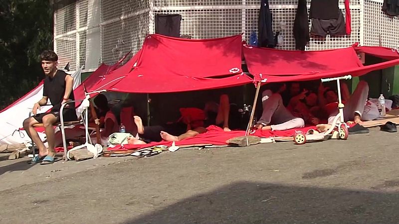 El aumento de la presión migratoria y los cientos de intentos de entradas a nado a Ceuta en las últimas horas han desbordado la capacidad del centro de acogida. En las puertas del CETI, ya lo ven, decenas de personas permanecen a la espera de una plaza.
