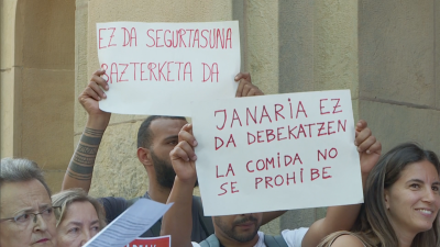 Protesta de integrantes de la red Kaleko Afari Solidarioak