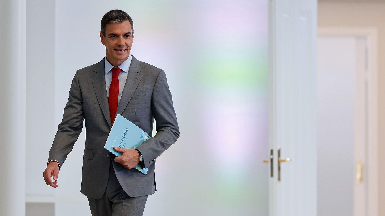 El presidente del Gobierno, Pedro Sánchez, ha mantenido la tradición de cerrar el curso político con una rueda de prensa en el Palacio de La Moncloa. En esta ocasión, los múltiples incendios activos en nuestro país han centrado buena parte de su intervención.