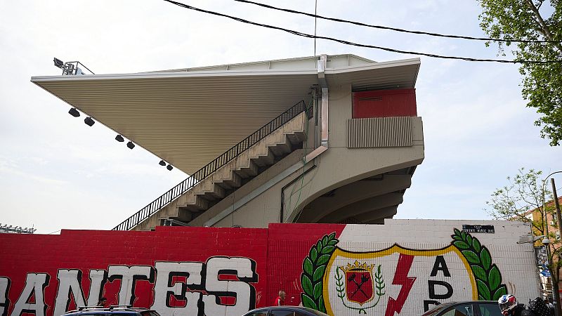El Rayo Vallecano se queda sin estadio por falta de mantenimiento | Ver