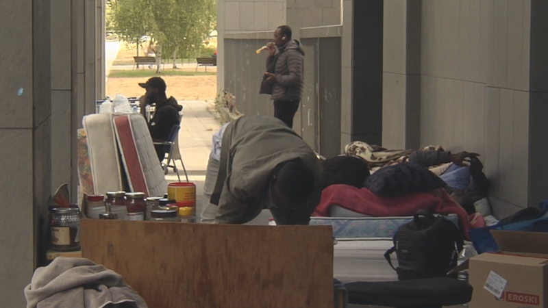 Los ciudadanos malienses que esperan una cita en Vitoria para pedir asilo vuelven a estar en la calle | RTVE Play - Ver ahora
