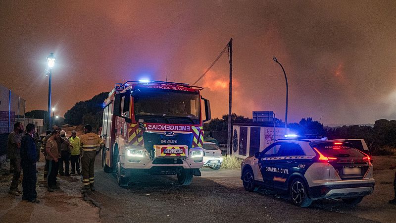 La colaboración de vecinos y voluntarios, esencial en algunos pueblos para frenar las llamas - Telediario 2 | Ver