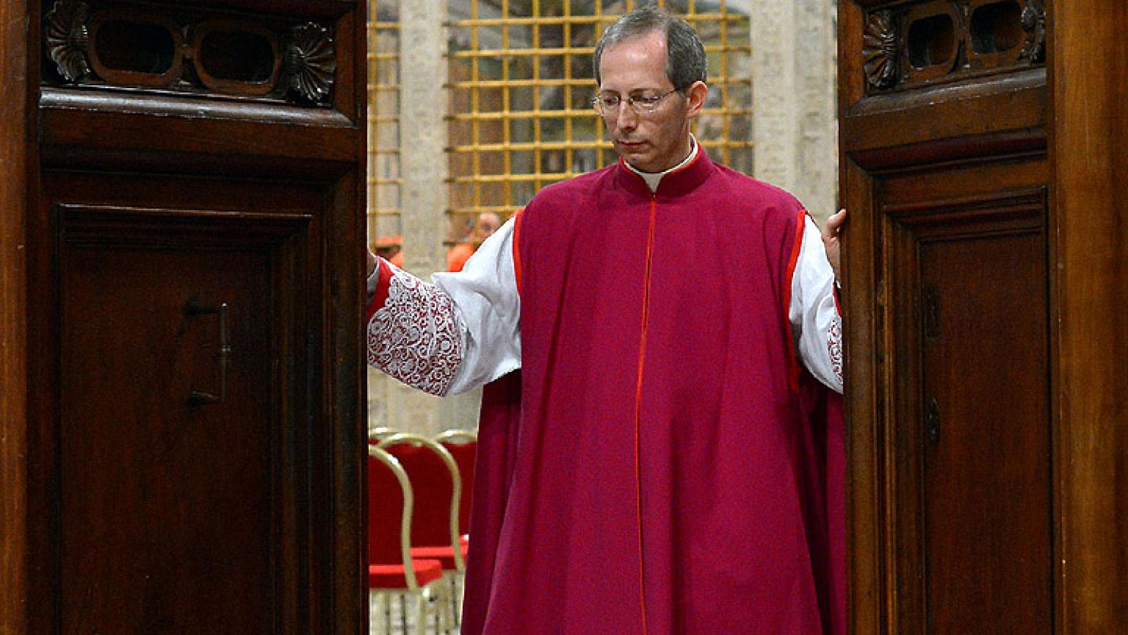 El cardenal maestro de ceremonias pronuncia el 'Extra omnes' que da inicio al cónclave | Ver