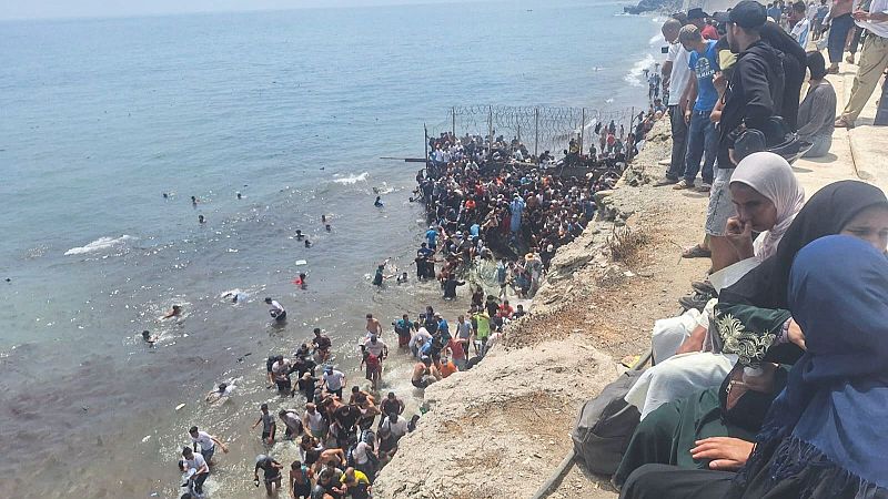 La llegada de personas migrantes a las costas de Ceuta no ha cesado en estas últimas horas. De hecho, el flujo ha incrementado, con la entrada de 300 personas a nado.