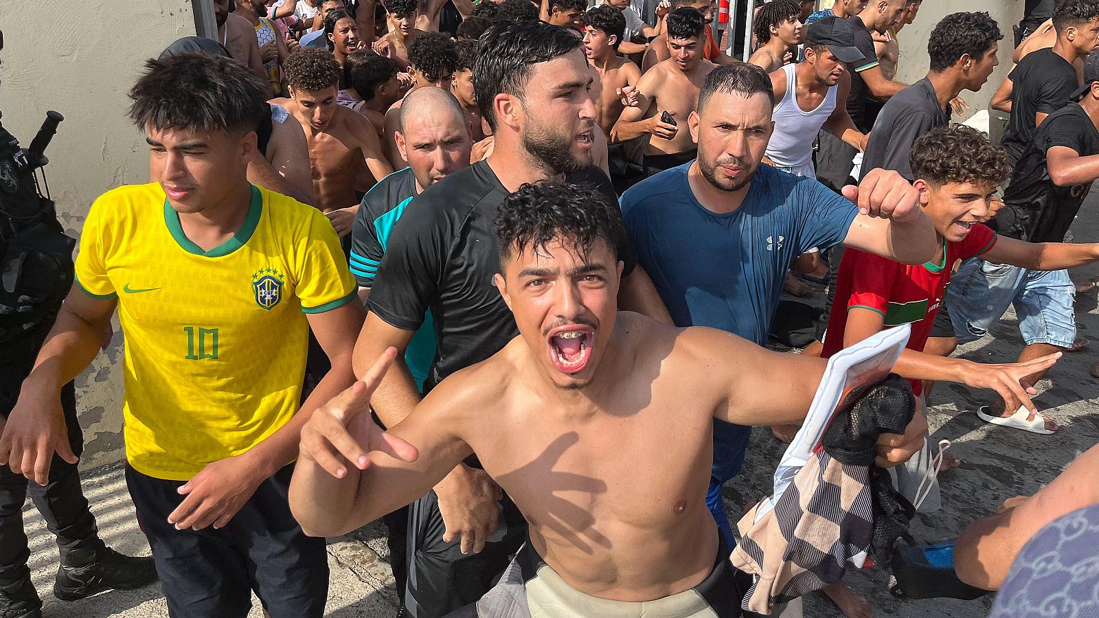 Centenares de jóvenes marroquíes acceden a Ceuta