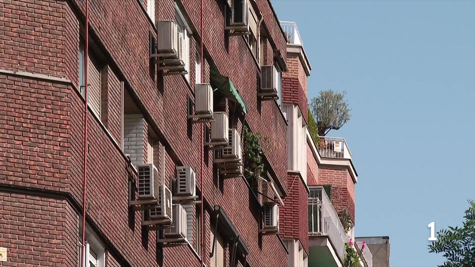 L'ús intensiu de l'aire condicionat durant les onades de calor pot augmentar la despesa elèctrica mensual entre 50 i 150 euros, un impacte econòmic a les llars que es suma als efectes que té sobre la salut mantenir els aparells encesos de forma continuada
