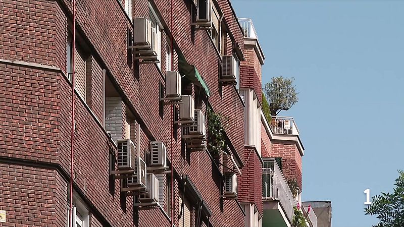 L'ús intensiu de l'aire condicionat durant les onades de calor pot augmentar la despesa elèctrica mensual entre 50 i 150 euros, un impacte econòmic a les llars que es suma als efectes que té sobre la salut mantenir els aparells encesos de forma continuada