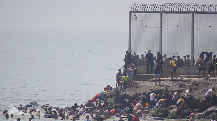 Telediario 1 - Miles de personas cruzan a nado la frontera en Ceuta en las últimas horas y se agrava la crisis migratoria