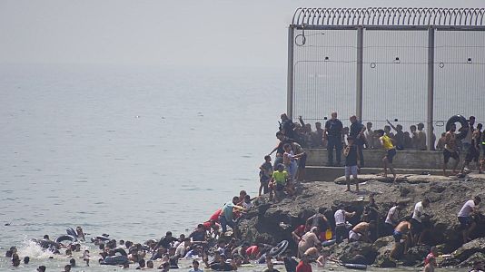 Miles de personas cruzan a nado la frontera en Ceuta en las �ltimas horas y deambulan por la ciudad