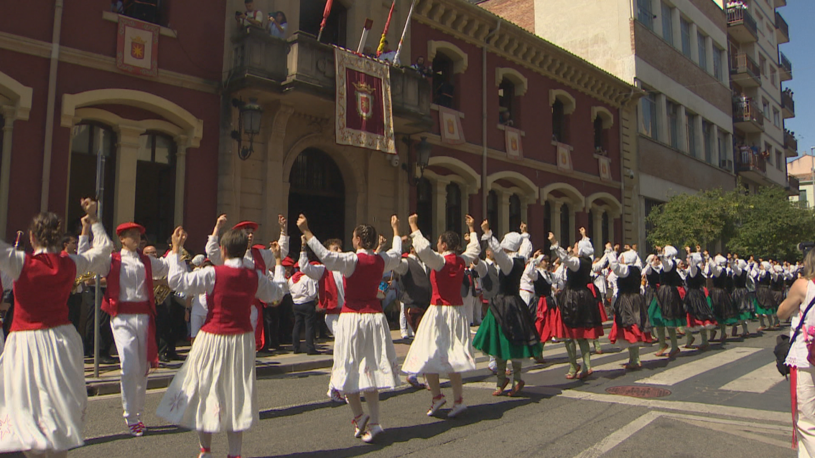 Estella inicia sus fiestas con un cohete inclusivo - Telenavarra | Ver