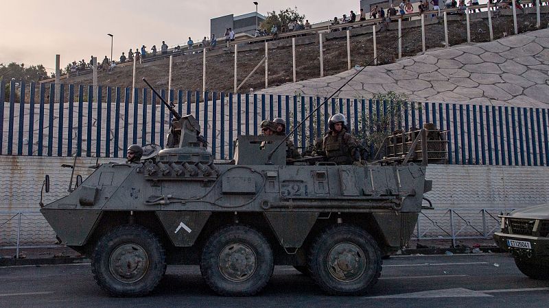 El Gobierno despliega al Ejército en Ceuta para reforzar la seguridad en medio de la crisis migratoria - Telediario 1 | Ver