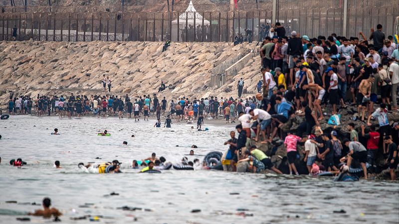 La entrada ilegal de más de 60.000 personas a Ceuta deja al menos 34 muertos - Telediario 1 | Ver