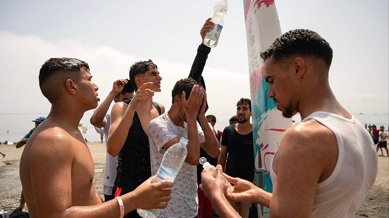 La euforia da paso a la incertidumbre entre quienes han cruzado a Ceuta | Ver