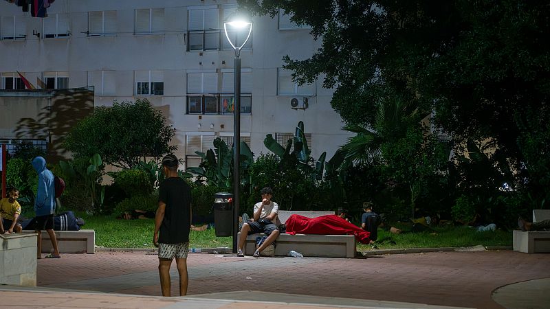 Ceuta, al límite por la avalancha de migrantes - Telediario 2 | Ver