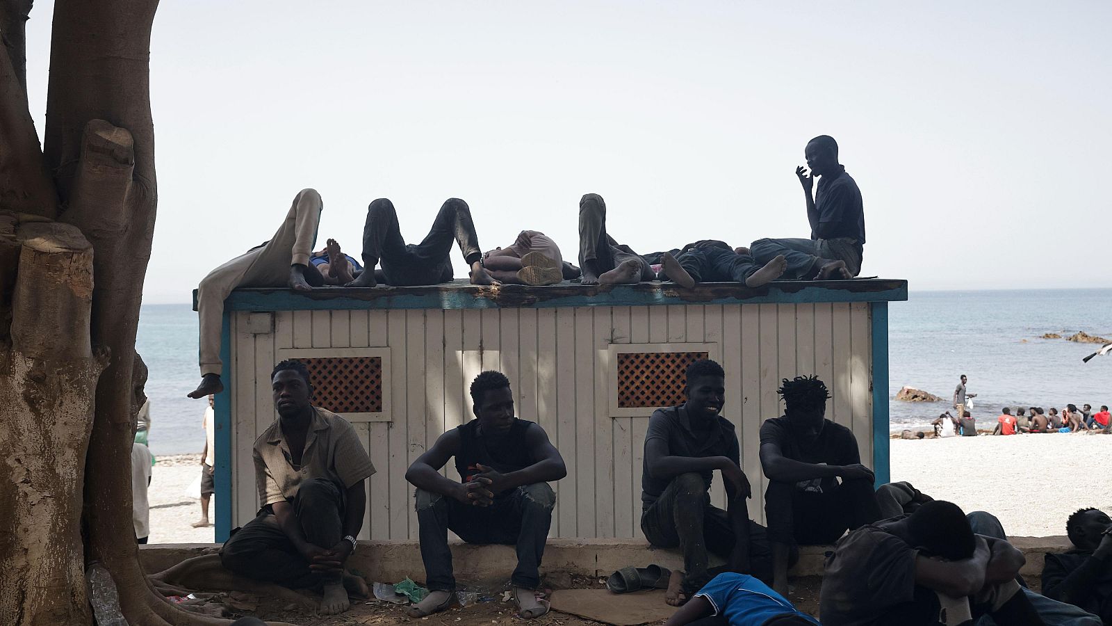 Familiares esperan en la frontera de Marruecos la llegada de los que se fueron | Ver