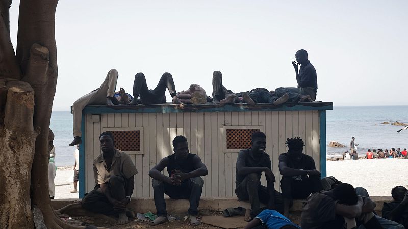Familiares esperan en la frontera de Marruecos la llegada de los que se fueron | Ver