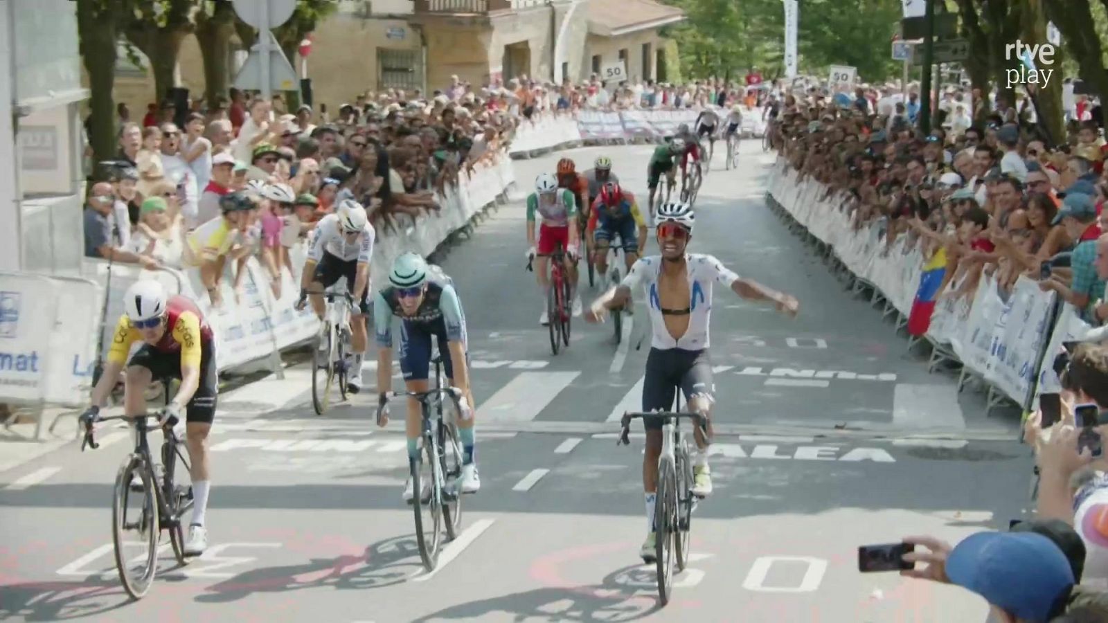 Natnael Tesfatsion da la victoria a Movistar en el Circuito de Getxo - Ciclismo | Ver