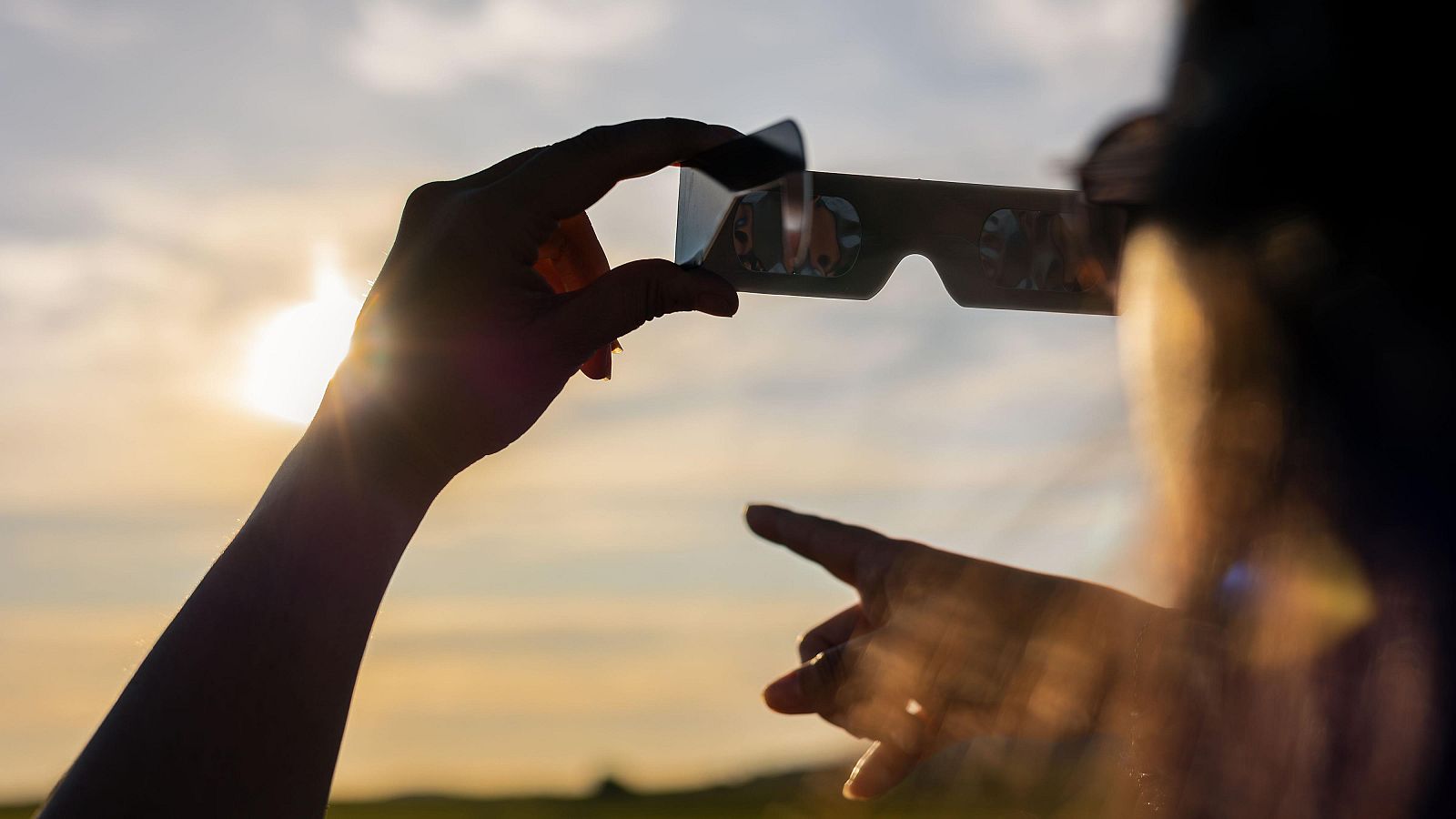Las claves para disfrutar del eclipse de forma segura - Informativo 24h | Ver