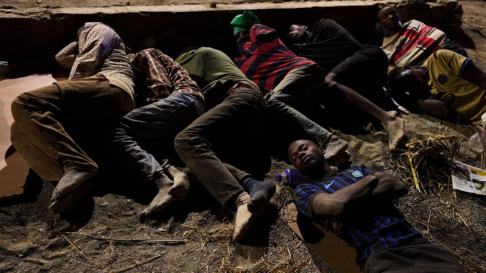 Los migrantes permanecen en la calles y las ONG hablan de "deshumanización" | Ver