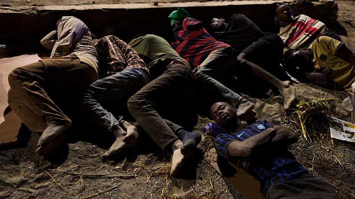 Telediario 1 - Los migrantes permanecen en las calles y la playa en Ceuta y las ONG hablan de "deshumanización"