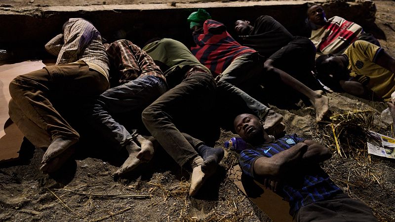 Los migrantes permanecen en la calles y las ONG hablan de "deshumanización" | Ver