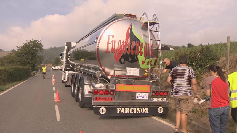 Vecinos de Karrantza empiezan a recibir el suministro del agua a través de camiones cisterna | RTVE Play - Ver ahora