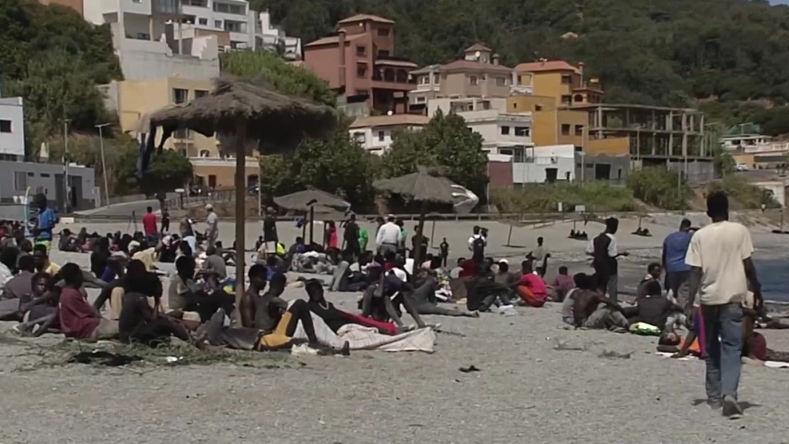 Un importante número de personas migrantes se encuentran en playa del Trampolín, después de que las autoridades los trasladaran desde las inmediaciones del Centro de Estancia TemporaI de Inmigrantes, que se encuentra completamente desbordado. La mayoría son jóvenes marroquíes, aunque también hay personas procedentes del África subsahariana.