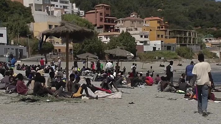  - Decenas de migrantes siguen concentrados en la playa del Trampolín tras ser trasladados desde el CETI