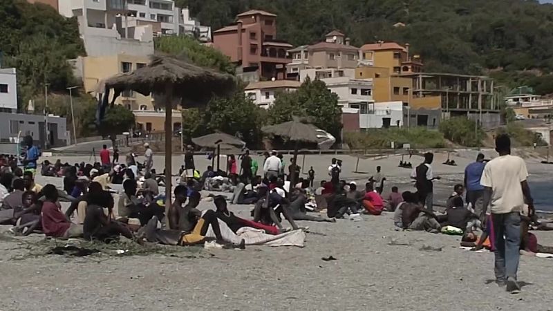 Un importante número de personas migrantes se encuentran en playa del Trampolín, después de que las autoridades los trasladaran desde las inmediaciones del Centro de Estancia TemporaI de Inmigrantes, que se encuentra completamente desbordado. La mayoría son jóvenes marroquíes, aunque también hay personas procedentes del África subsahariana.