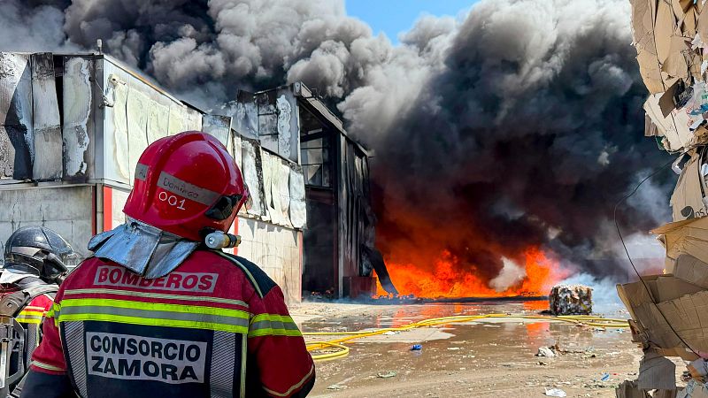 Cuatro municipios de Zamora, en alerta por una nube tóxica tras un incendio - Canal 24h | Ver vídeo