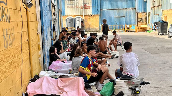 Telediario 2 - El colapso de los centros de acogida aboca a cientos de menores a la calle en Ceuta